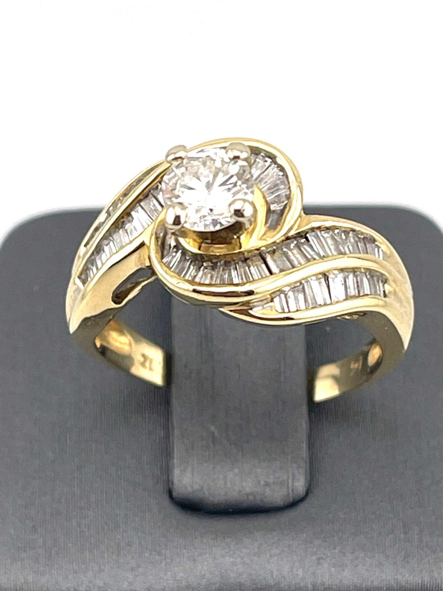 14K Yellow Gold Diamond 1.75Ct Round Ladies Ring Round Center and sides Baguette Cut 