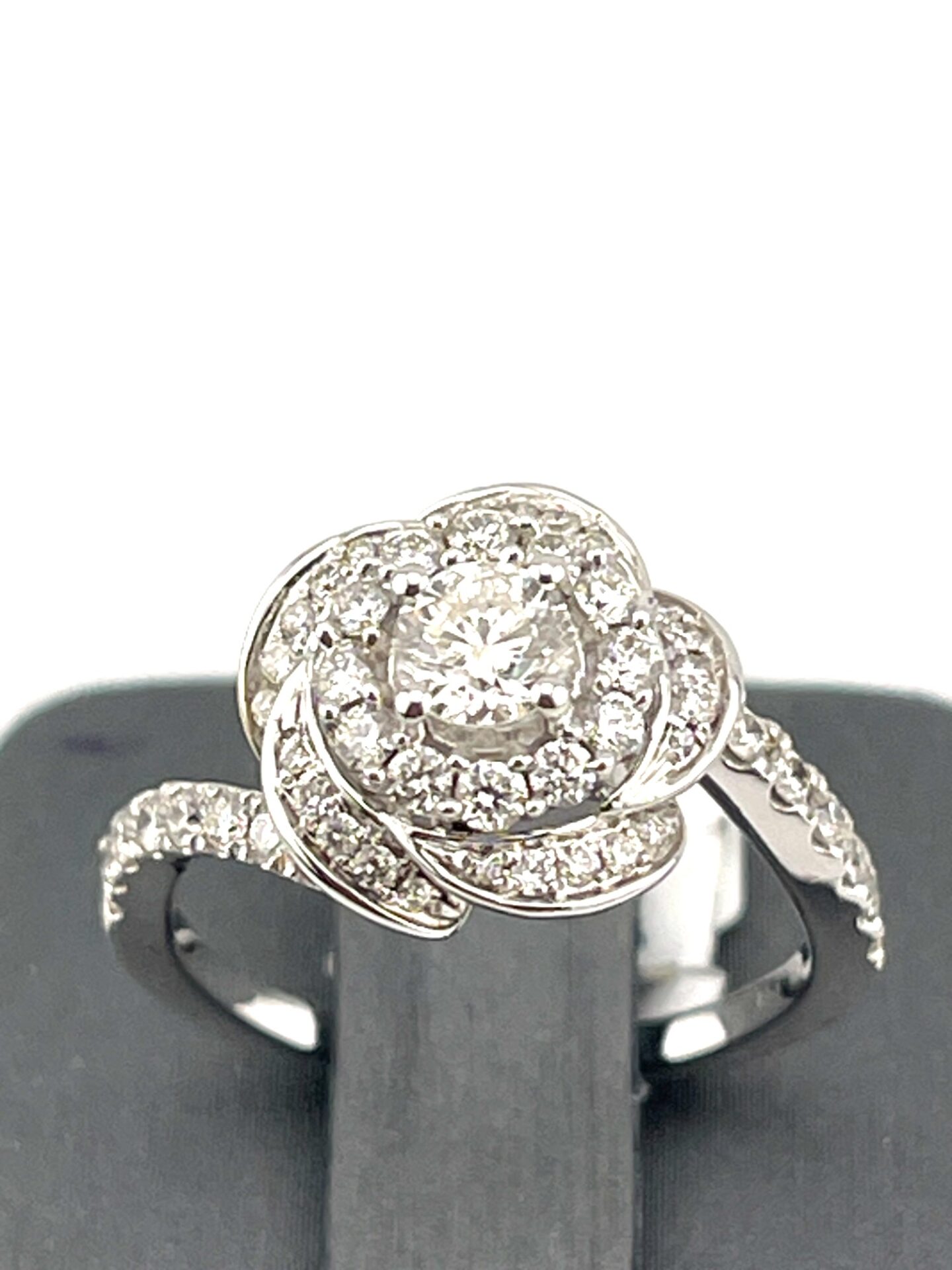 14K White Gold Diamond 1.00Ct Flower Design Ladies Ring